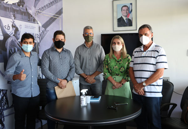 Ivana Bastos garante reforma do estádio e de quadra em Urandi