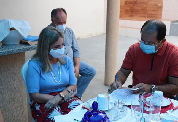 Ivana Bastos visita Jussiape e garante equipamentos para o hospital