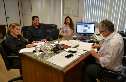 Lagoa Real: deputada e prefeito apresentam demandas na Serin