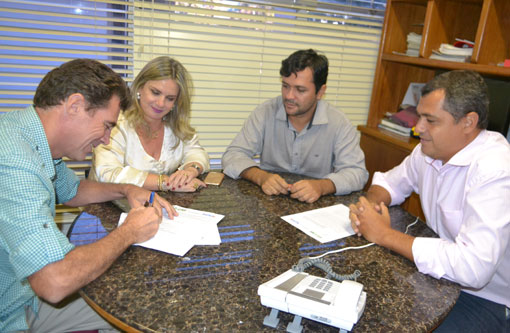 Ivana Bastos garante trator agrícola e convênio para cooperativa de leite de Lagoa Real 