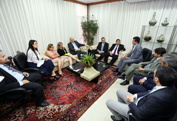 Ivana Bastos participa de encontro que anuncia leilão da Fiol para 2020