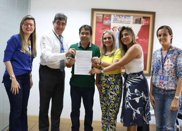 Ivana e prefeito assinam convênio para pavimentação de ruas em Riacho de Santana