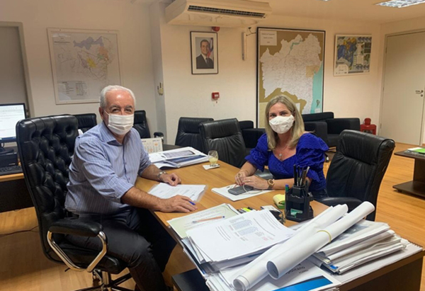 Ivana Bastos acompanha pedidos na Secretaria de Infraestrutura