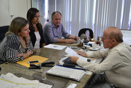 Ivana Bastos acompanha pedidos de energia na SUPEC