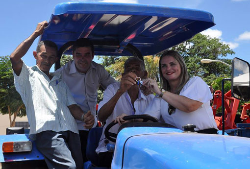 Ivana Bastos garante entrega de trator agrícola para produtores de diversos municípios baianos
