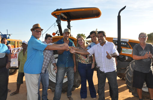 CAR atende pedido de Ivana Bastos e libera trator para comunidade de Brumado