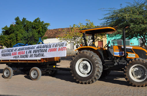 CAR atende pedido de Ivana Bastos e libera trator para comunidade de Brumado