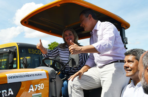 Ivana Bastos entrega trator agrícola à associação de Riacho de Santana