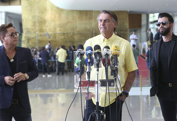 Bolsonaro recebe apoio de ex-senadores e cantores sertanejos