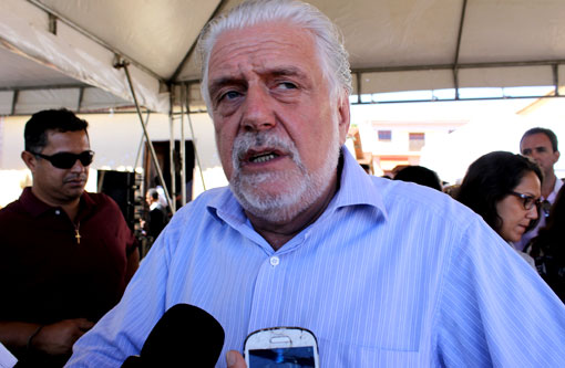 Wagner sanciona lei que obriga operadoras de telefonia a bloquear sinal nas penitenciárias