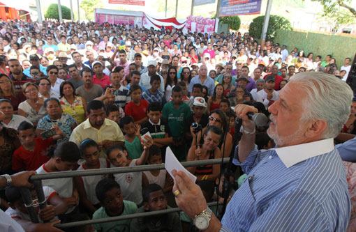 Governador anuncia fábrica de calçados em Caatiba