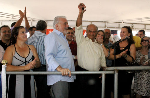 Governador entrega ônibus escolar em Dom Basílio