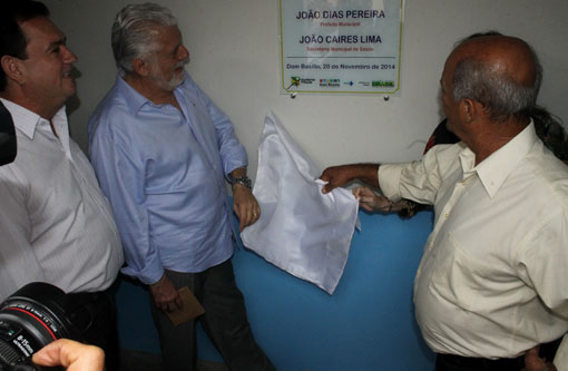 Governador entrega ônibus escolar em Dom Basílio