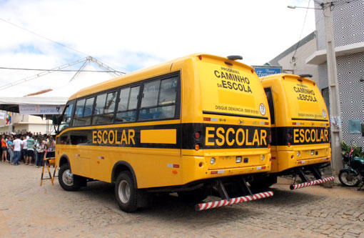 Governador entrega ônibus escolar em Dom Basílio