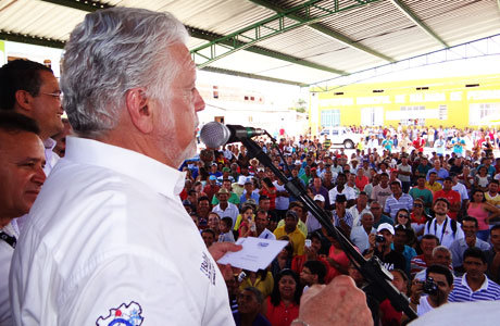 Malhada de Pedras: Governador Jaques Wagner inaugura adutora que levará água ao município
