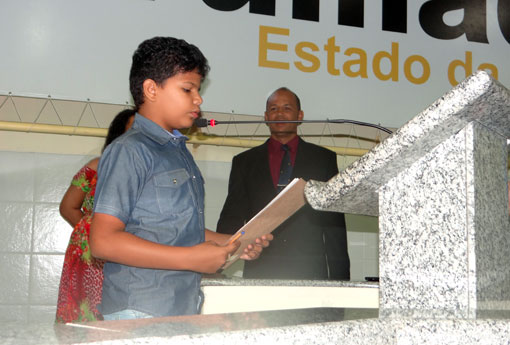 Brumado: jovem do Bairro Baraúnas usa espaço da Tribuna Livre para solicitar a reforma de quadra da localidade