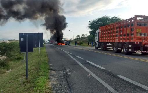 Com mais uma alta do valor nas refinarias, de 0,97% a partir de terça (22), caminhoneiros protestam contra alta do diesel no país