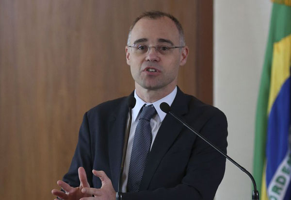 Bolsonaro nomeia André Mendonça para a Justiça e Ramagem para a PF