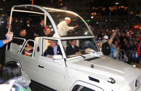 Papa Francisco diz que é preciso acompanhar homossexuais 