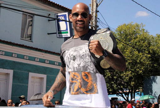 Campeão do Jungle Fight, João Izidoro desfila em carro aberto durante 7 de Setembro em Brumado