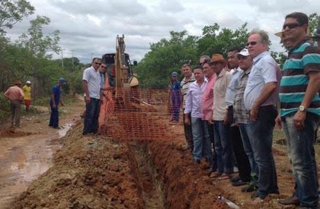 JOÃO BONFIM VISITA OBRAS DE ADUTORA EM BRUMADO