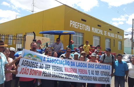 M. PEDRAS: BONFIM ENTREGA TRATOR A COMUNIDADE