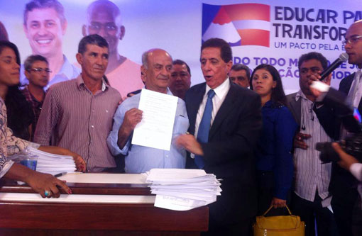 Prefeito de Dom Basílio participa do lançamento do Pacto pela Educação do Governo do Estado