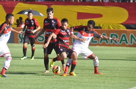 Vitória vence Flamengo e mantém chances de chegar à Libertadores