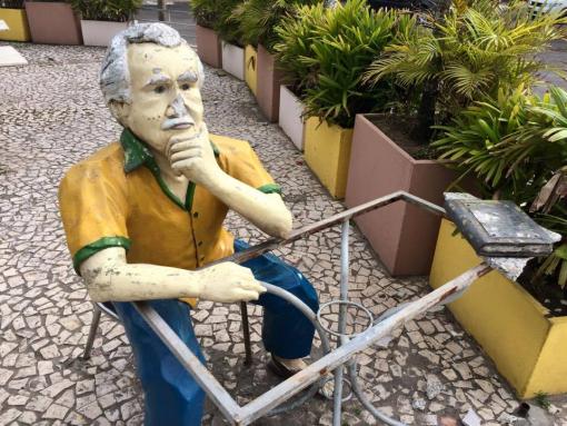 Ilhéus: Estátua do escritor Jorge Amado foi alvo de vandalismo