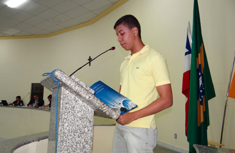 Brumado: Estudante faz uso da tribuna livre da câmara buscando apoio para publicação de livro de sua autoria
