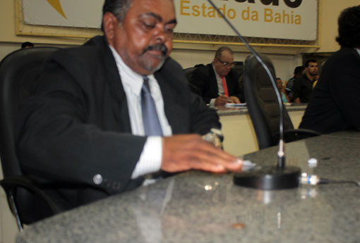 Brumado: população atira moedas e cédulas contra vereador após voto favorável a projetos do prefeito