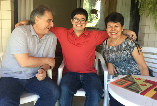 Jovem com síndrome de Down conclui faculdade de gastronomia