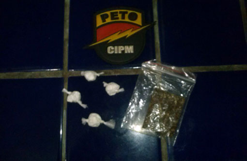 Brumado: Dois indivíduos foram detidos com drogas e motocicleta sem placa