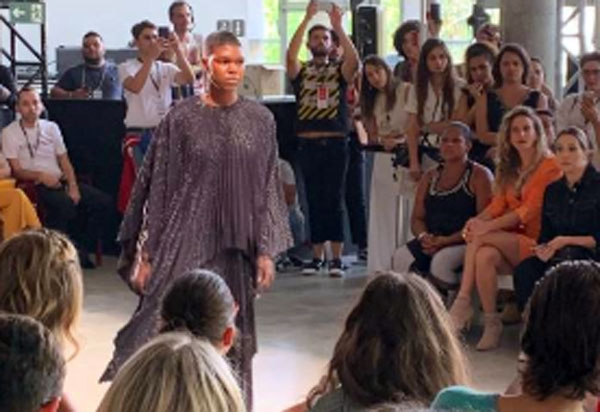 Brumadense Juliana Lírio realiza sonho de desfilar na SPFW após vender pirulitos de chocolate nas ruas