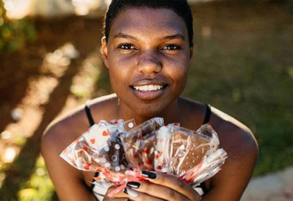Brumadense Juliana Lírio realiza sonho de desfilar na SPFW após vender pirulitos de chocolate nas ruas