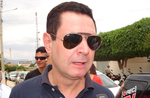 Prefeito e secretária de Educação de Paramirim são acusados de fraude em licitação