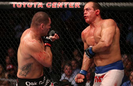 UFC: Cain domina, bate Cigano por nocaute e se firma como nº 1