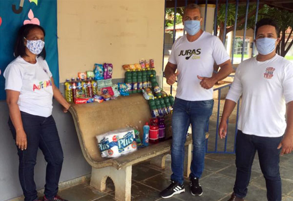 Brumado: Live Solidária de Adriano Souza & Juras.Com arrecadou materiais de limpeza para a Apae