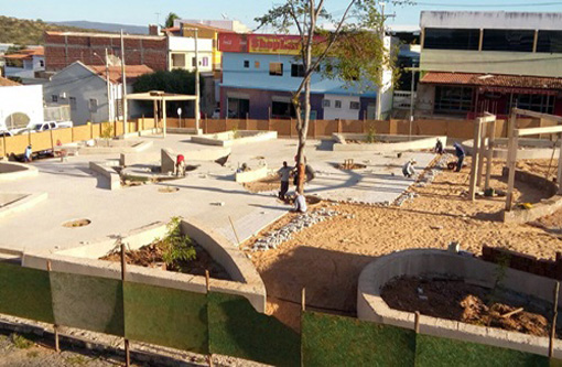 Prefeito Aguiberto visita obras de reestruturação da Praça do Jurema e anuncia que a inauguração acontecerá durante as festividades do aniversário de Brumado