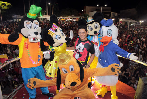 Brumado: Kezinha Produções promoveu o 'Carnaval na praça'