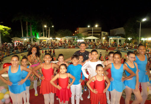 Brumado: Kezinha Produções realizou  festa em homenagem as mães na Praça da Prefeitura