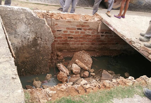 Brumado: laje de galeria de esgoto cai no Bairro Dr. Juracy, moradores pedem recuperação