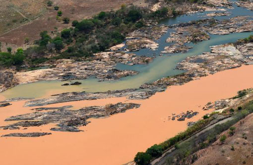  Rejeitos diminuem velocidade mas continuam avançando pelo Rio Doce