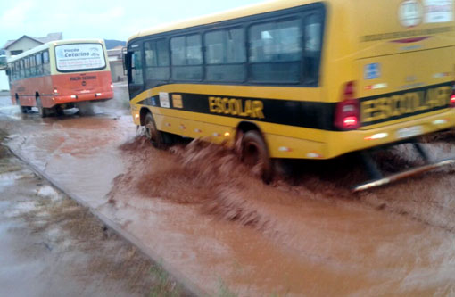 Brumado: Após chuvas lama toma conta da Rua Israel Dias de Oliveira; moradores estão na bronca