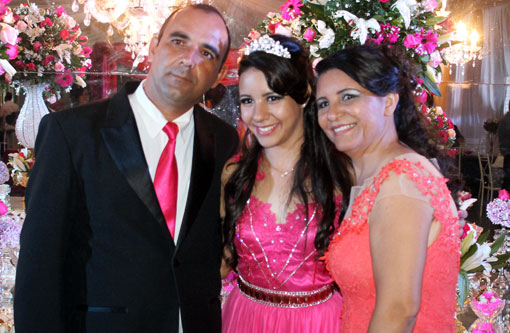 Brumado: Lara Regina Lima reúne familiares e amigos em sua festa de 15 anos