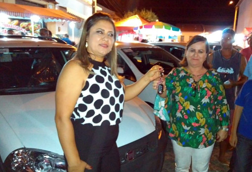 Aracatu: prefeita Lêda Matias entrega veículos novos aos secretários municipais