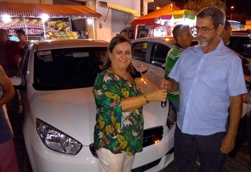 Aracatu: prefeita Lêda Matias entrega veículos novos aos secretários municipais