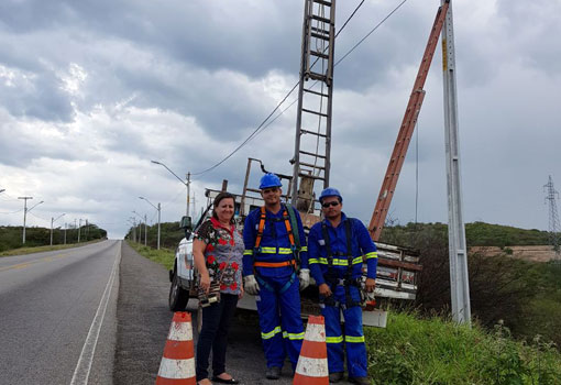 Aracatu: prefeita visita via que passa por revitalização na  iluminação