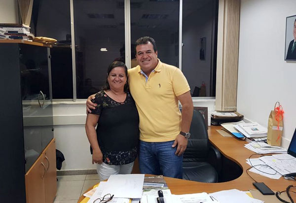 Aracatu: prefeita visita deputado Marquinho Viana para acompanhar o andamento da liberação de ambulância e assinatura de convênio para abastecimento de água