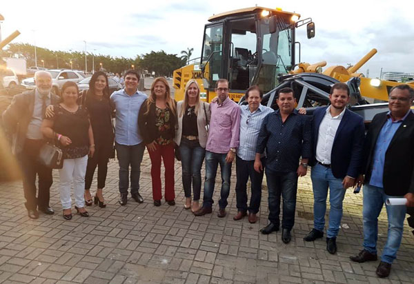 A prefeita Lêda Matias participa de reunião com governador e Aracatu é contemplado com duas máquinas do consórcio da CIVARLEG